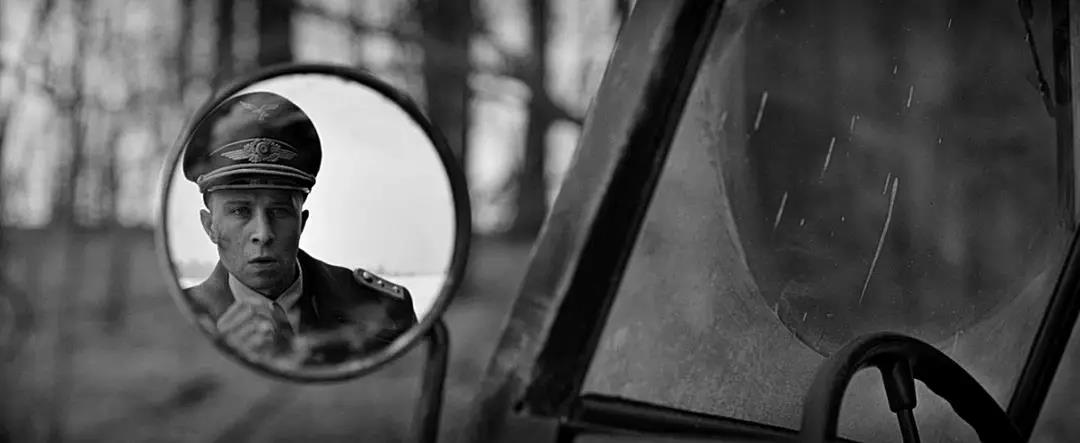 《冒牌上尉》:19岁少年逃兵的刽子手生涯,极权主义下的人性拷问