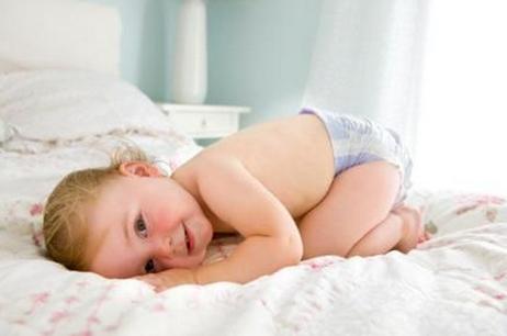 小孩子得湿疹用什么药膏没有激素,小孩湿疹抹了激素药膏皮肤白一块