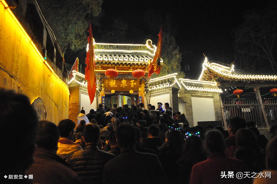 甘肃天水数万民众“上九朝观”祈福纳祥争烧头柱香!(组图)