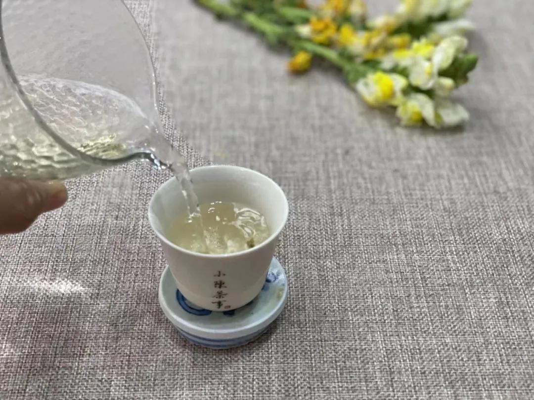 白茶口感像什么茶一样好喝,白茶与铁观音的香型区别是什么