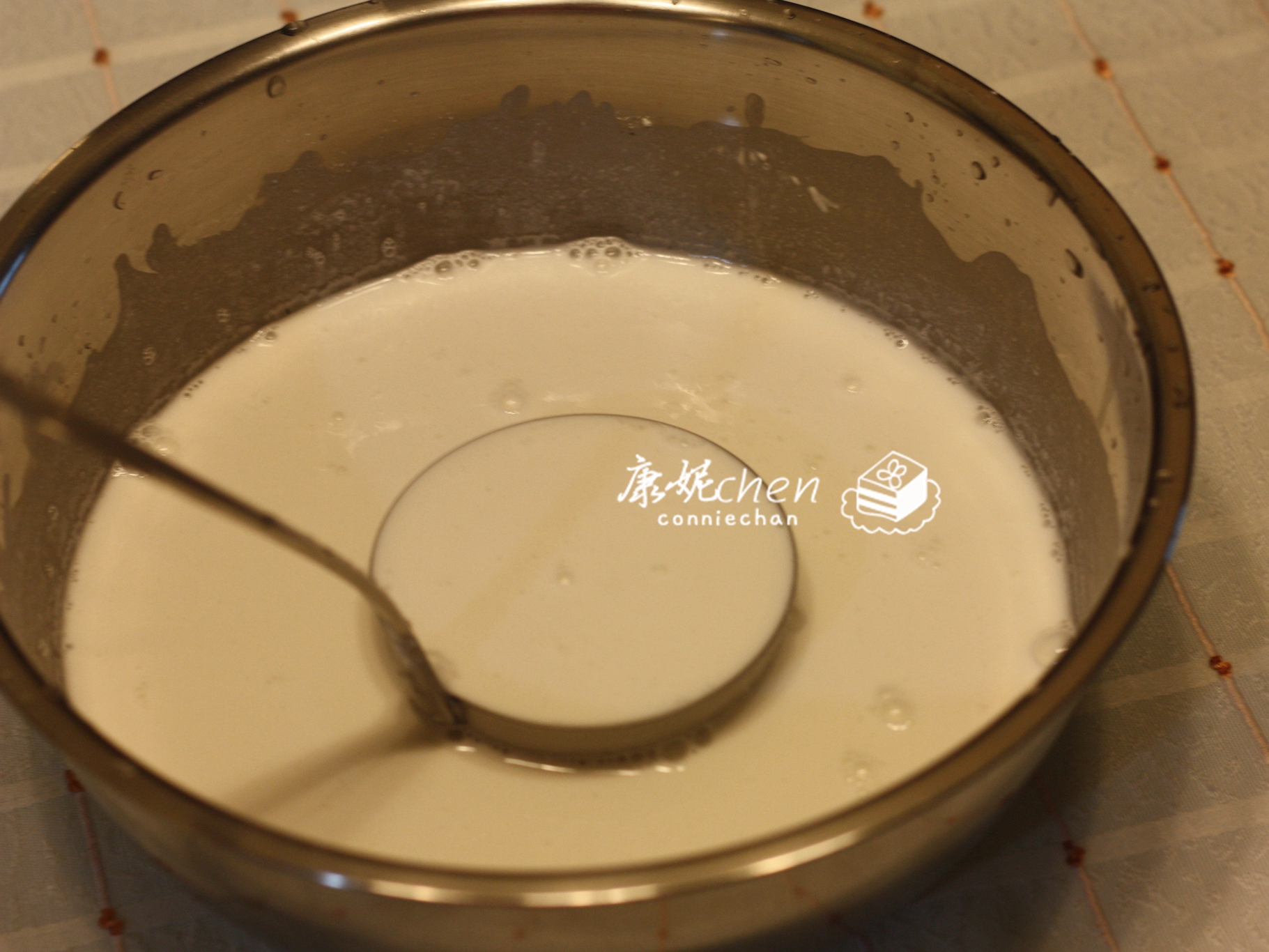 它用大米做的,做法简单,晶莹剔透,香滑可口,当早餐营养又好吃