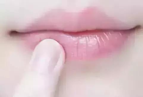 为什么别人涂的口红明明很美,为什么她涂任何颜色的口红都好看