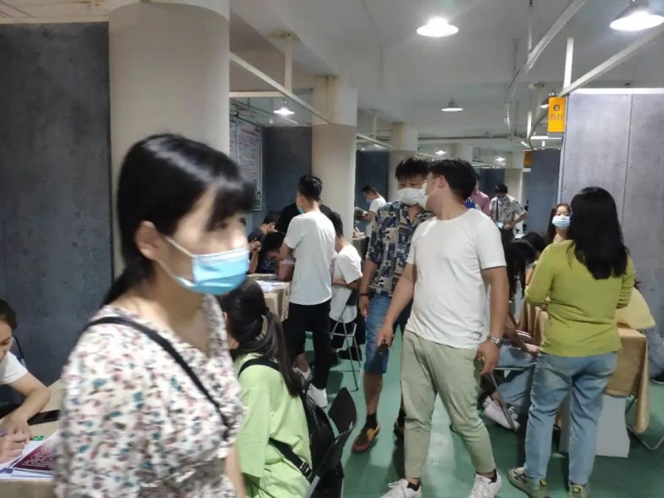 招才引智招聘会现场,人才招聘信息交流会