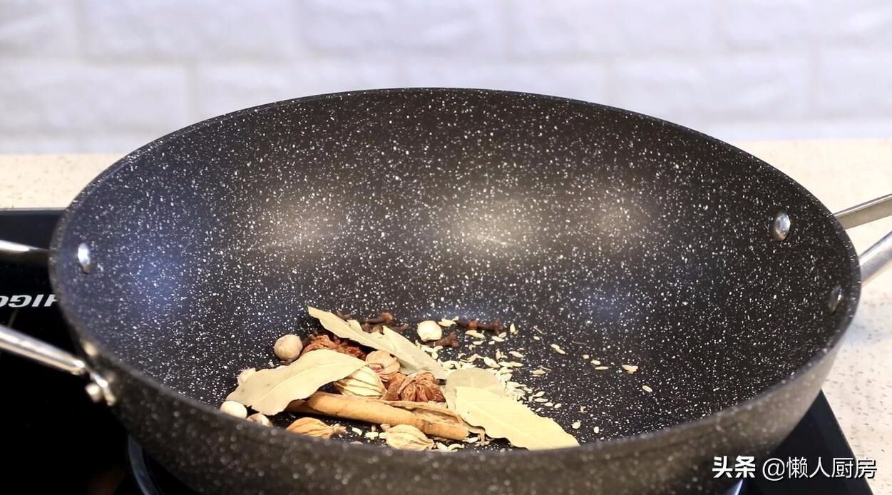 吃火锅不用买底料，教你自己在家炒底料，麻辣鲜香，做法超详细
