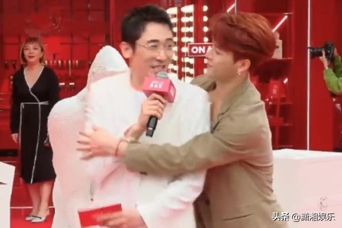 王嘉尔懒理丁太升粗鄙之语,冒雨参加活动,隔着口罩送飞吻引尖叫