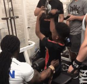 大屌哥的儿子小小年纪就已经练成了肌肉男，真是虎父无犬子