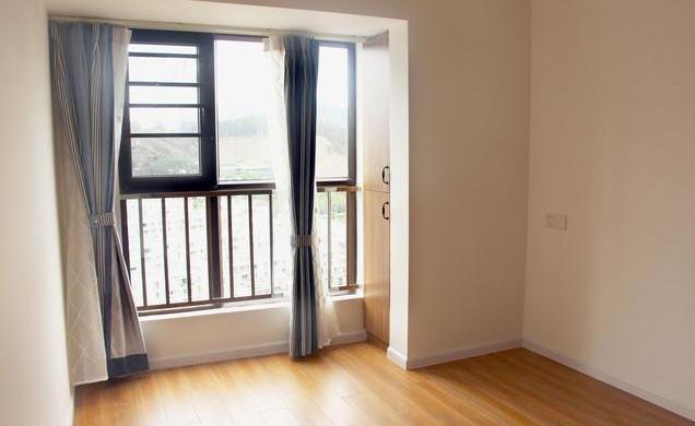 一进门做榻榻米衣柜,进门过道做榻榻米