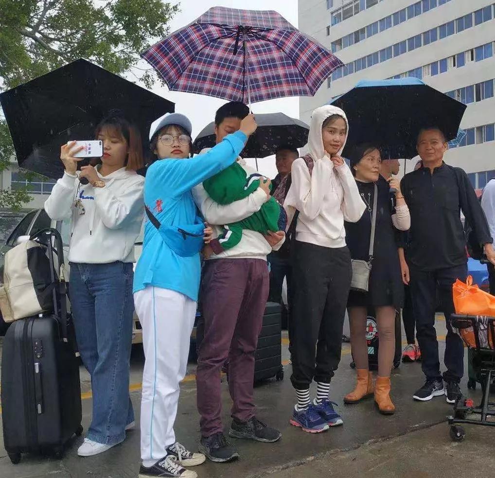 在街头当志愿者,凌晨四点出门当志愿者