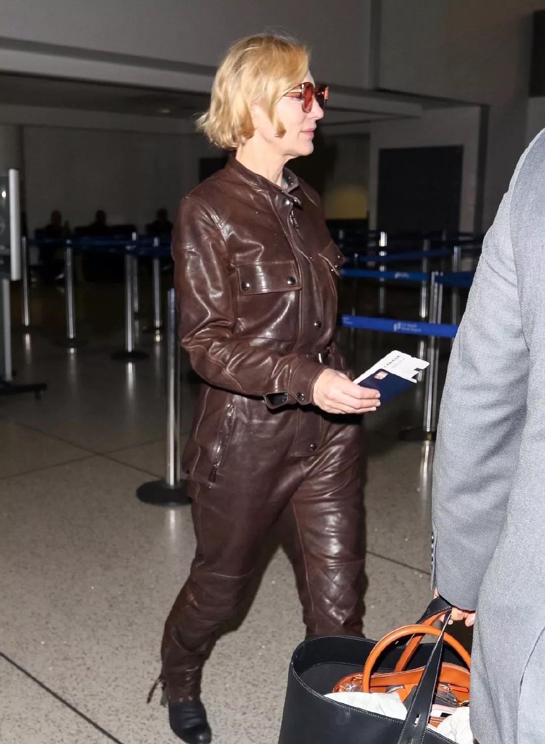 “大魔王”凯特现身机场，一身机车皮衣酷帅有型，50岁独自潇洒