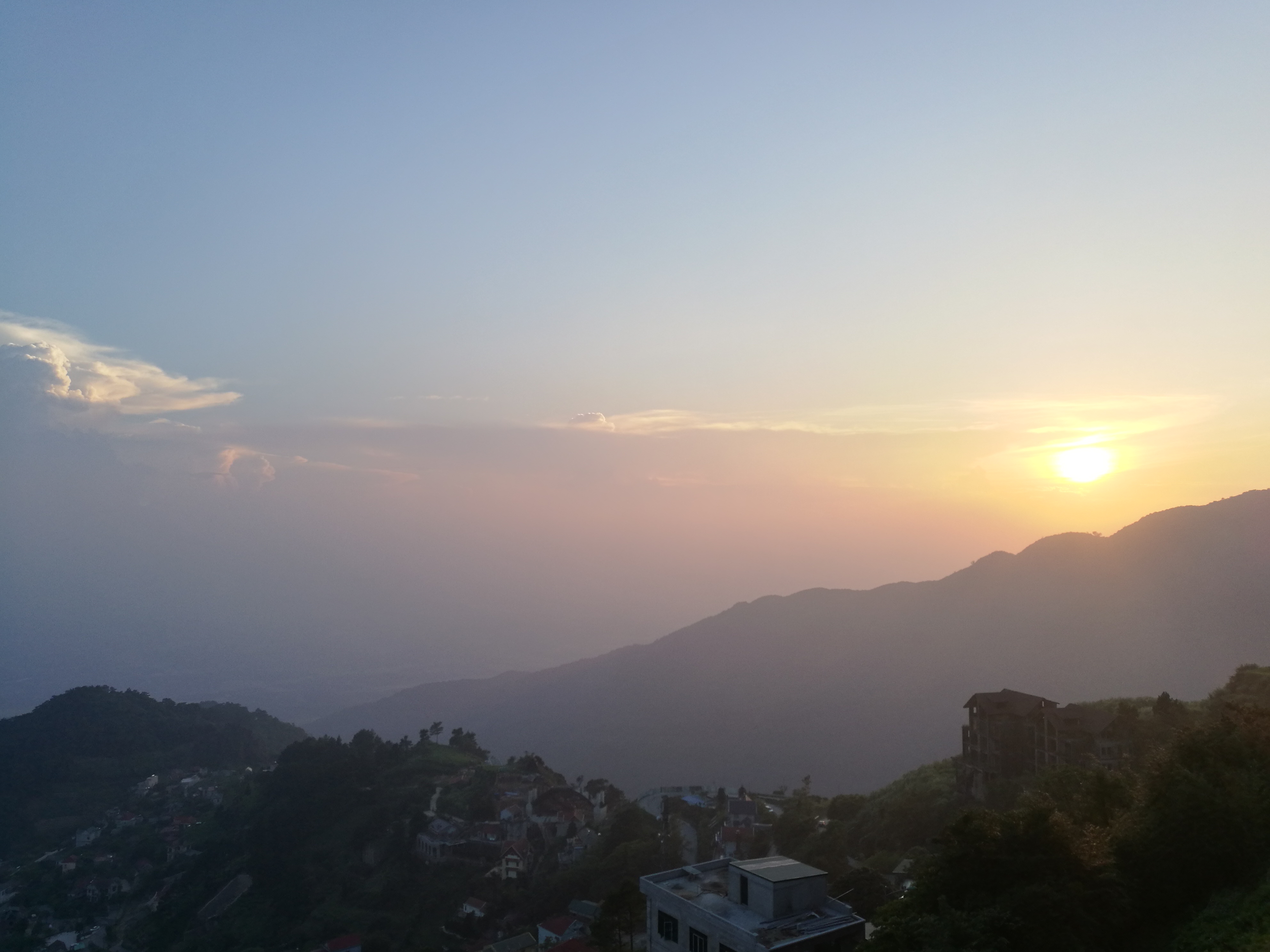 越南小妹独自野外深山探险,越南旅游奇遇记