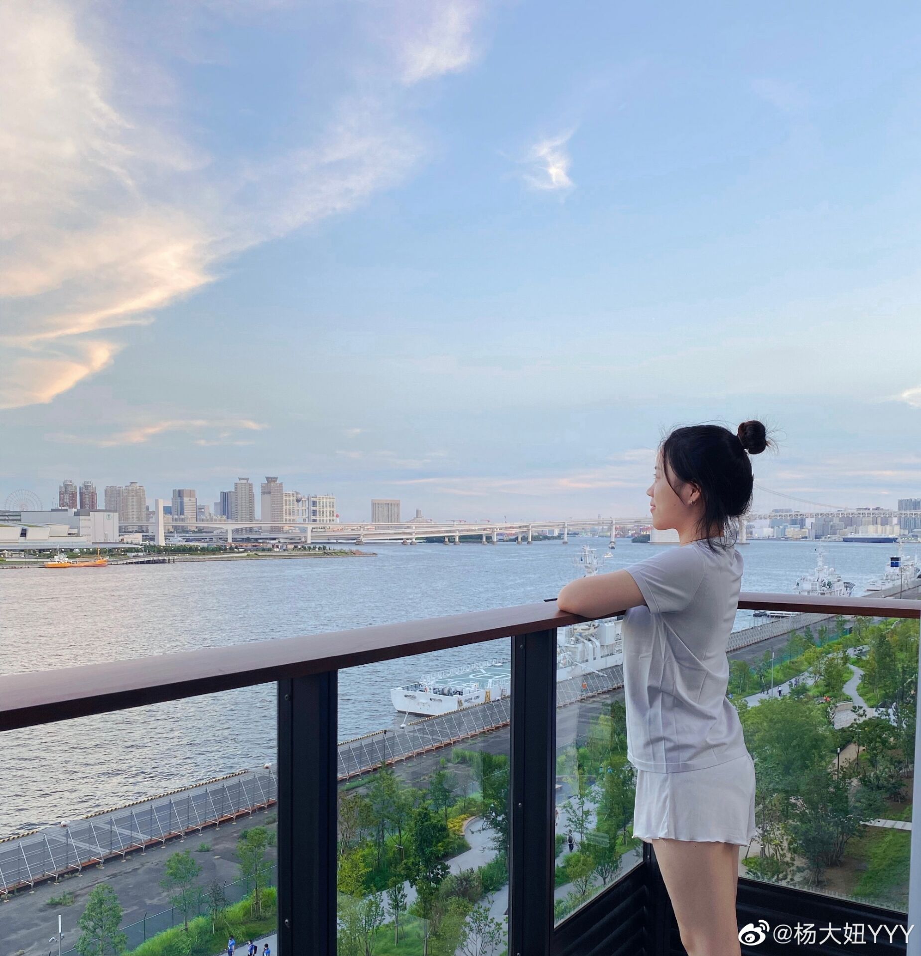 杨倩获得奥运第二枚金牌家乡祝贺,中国运动员杨倩回家