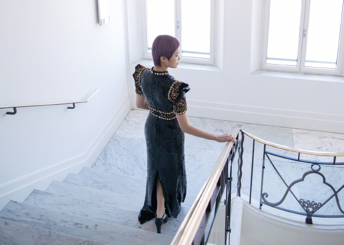 李宇春戛纳红毯黑白套装,李宇春穿高定礼服照