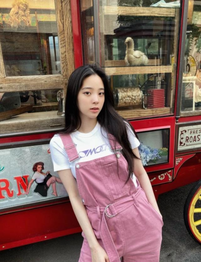 欧阳娜娜背带裤里面穿花上衣,欧阳娜娜背带裤搭配图片