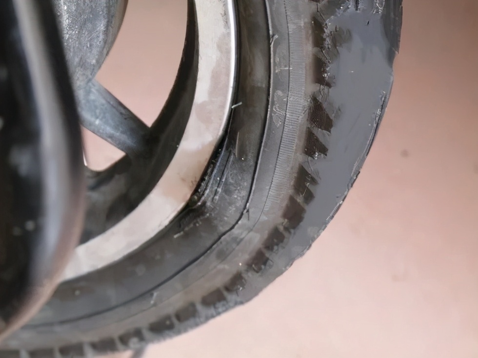 电车高速爆胎正确处理,机动车突然爆胎驾驶人切忌慌乱