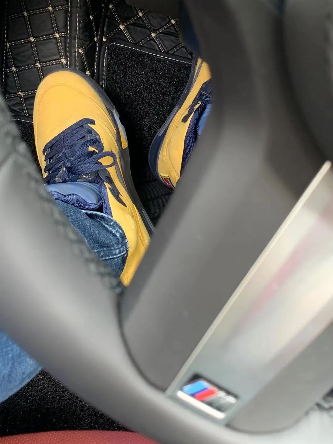 涨见识了!原来很多开宝马的都有一面鞋墙,穿的球鞋不上千就上万