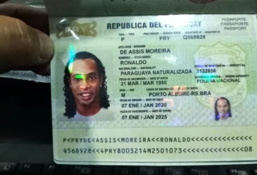 小罗因伪造护照被捕比赛,小罗假护照上大罗照片