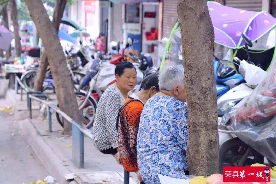 荣县北街，我们从未嫌弃过你...