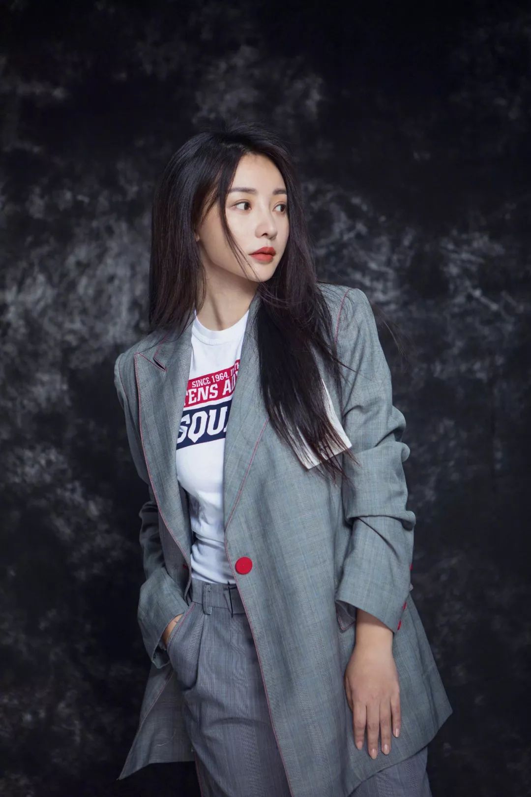 一个低胸性感女王，私底下想活得更严肃和朴素