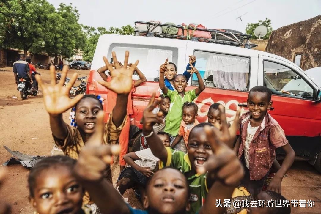 三个人一辆面包车环游世界,3个小伙开面包车