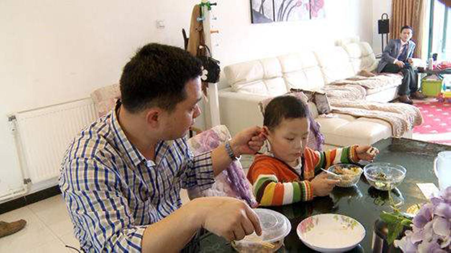 孩子吃太饱了有啥危害,小孩吃得太饱影响智力