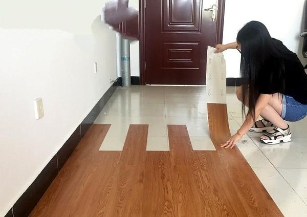 父母嫌弃瓷砖太冰冷，我直接铺上木地板，入住2年后，夸我太聪明