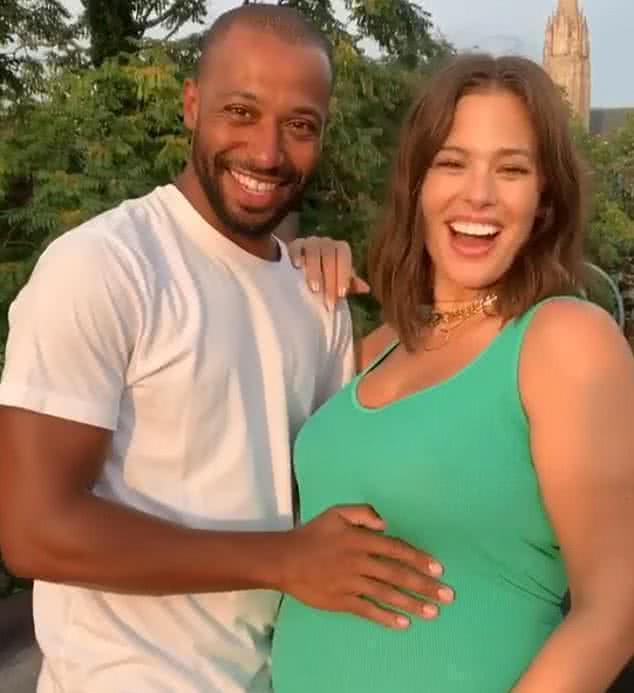 澶栧浗瓒呮ā瀛曞瑁呯収,鑻卞浗瓒呮ā瀛曞鍐欑湡