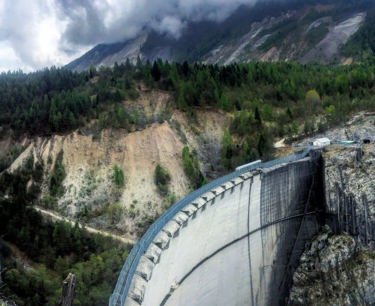 大自然的惩罚?昔日世界最高大坝建成,大山却垮了,洪水席卷村庄