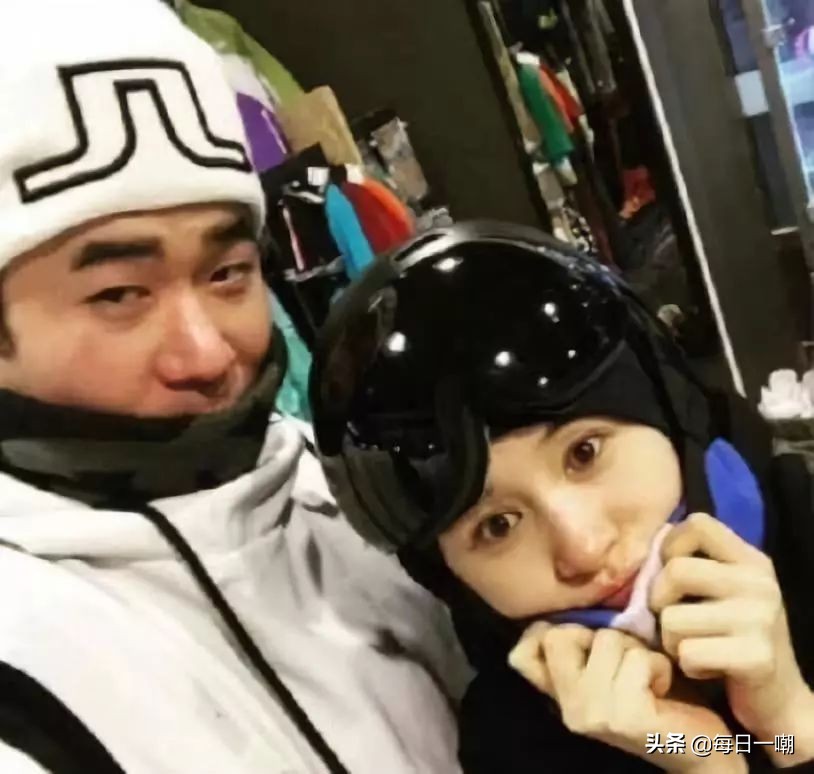 王子文高铁脚踩小桌,王子文道歉脚踩高铁桌板