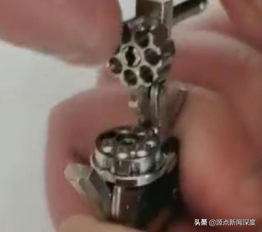 福建一男子国外网购“枪形钥匙扣”，复制生产后网上售卖被抓，经鉴定具有射击功能，被指控非法买卖枪支罪