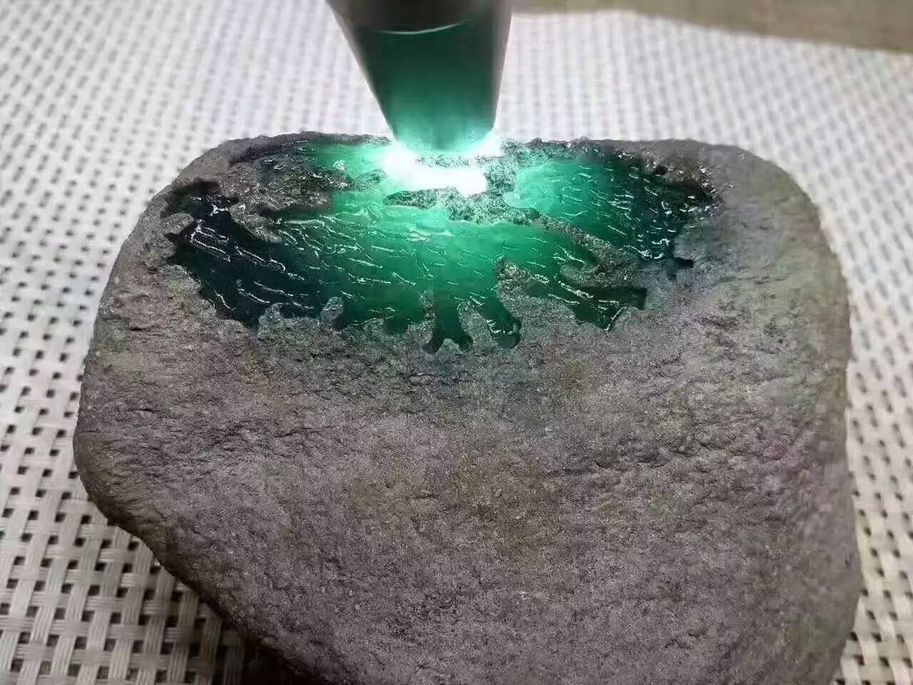 淘宝直播间的毛货翡翠是真的吗,淘宝直播间买毛货翡翠不退换吗