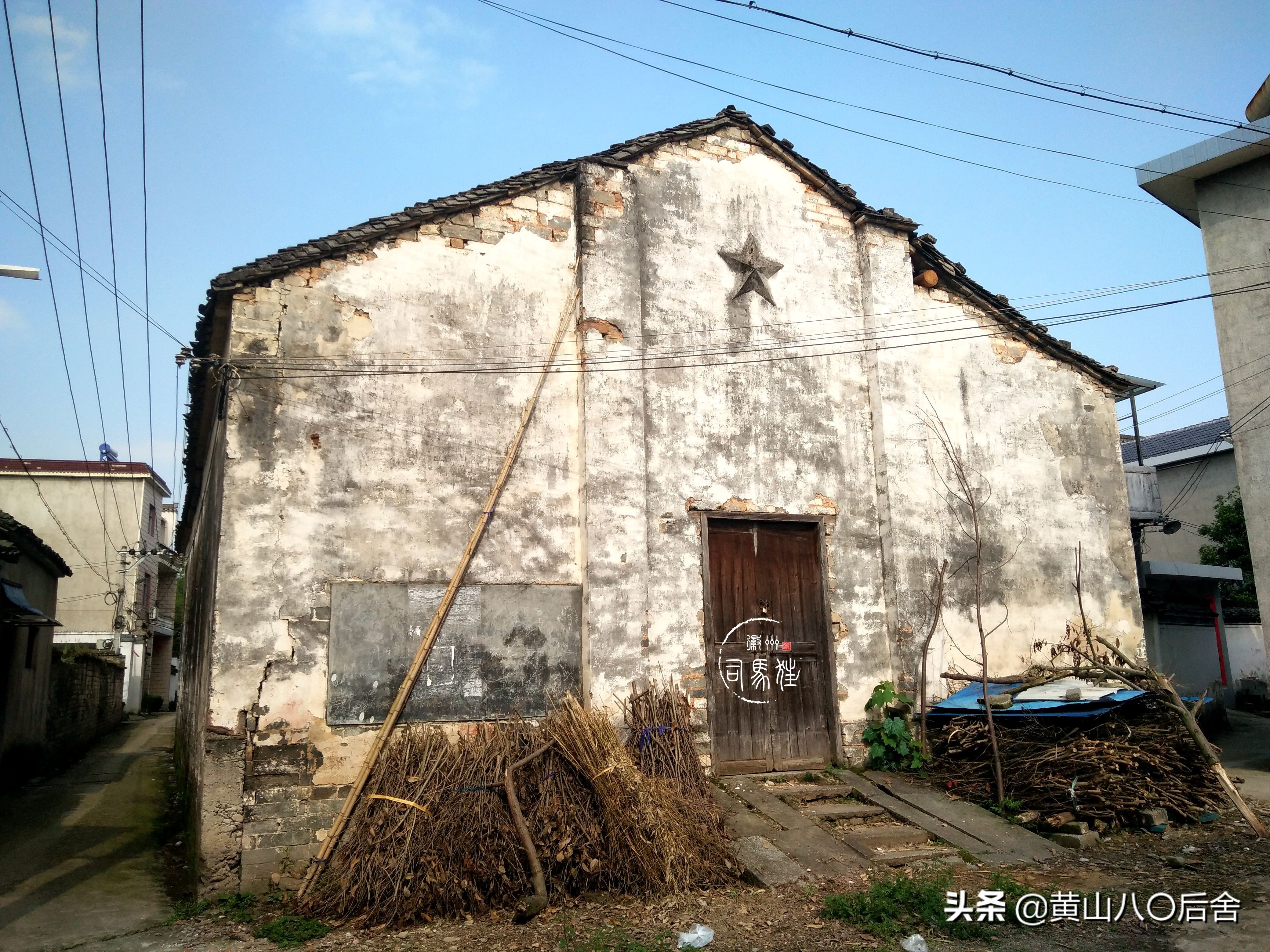 歙县有个村子,大家都姓淩,三点水的淩。这里还有吕洞宾的传说