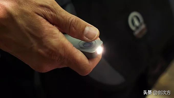 野外必备EDC，一把刀+一个手电，防尘防水耐摔，自己就能去冒险