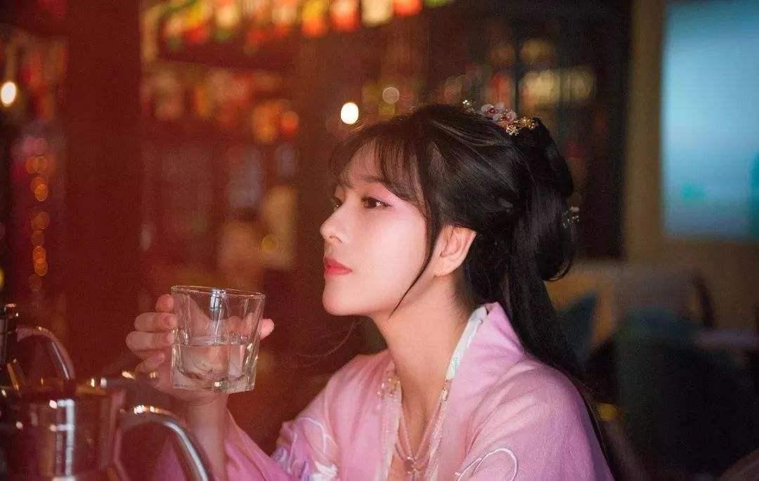 白酒和红酒喝哪款好,白酒和红酒有什么区别呢