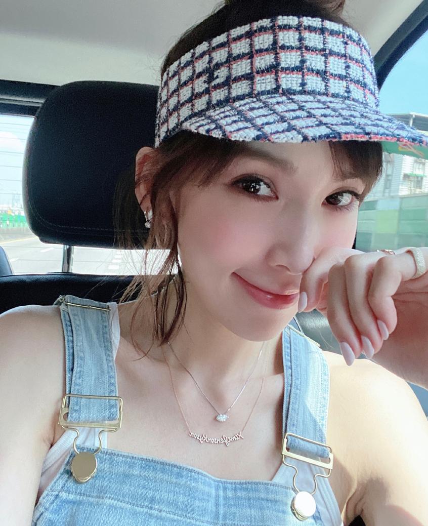 林志颖开豪车，老婆陈若仪用平价护肤品，差距有点大