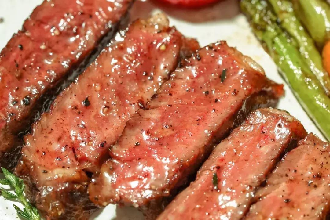 在家做牛排比西餐厅还好吃试试吧,在家也能做出美味的牛排的说说