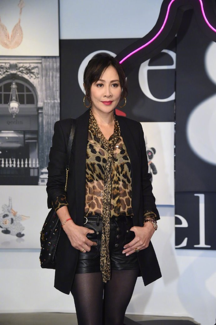 刘嘉玲斜偏分发型图片,刘嘉玲变装后面有惊喜