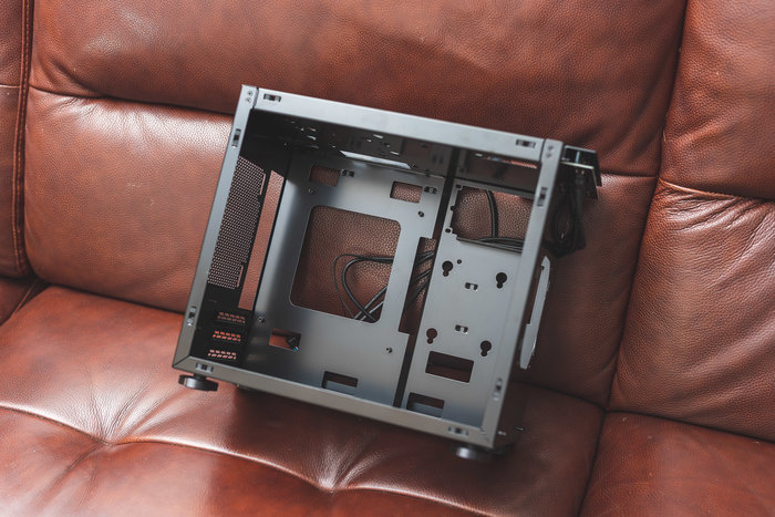 itx顶级主机配置,能提着走的电脑主机