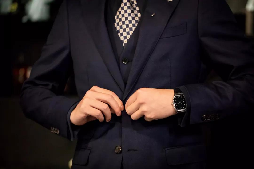 深圳95后销售底薪2000月入10万,三线城市月入2万的销售工作