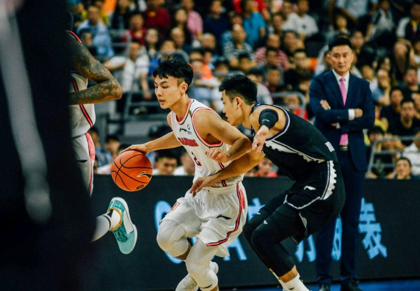 徐杰伤势在第三阶段是否能打,广东男篮球员徐杰崴脚