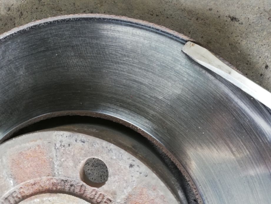 刹车盘有孔和无孔的区别,刹车碟盘是不是孔越多越好