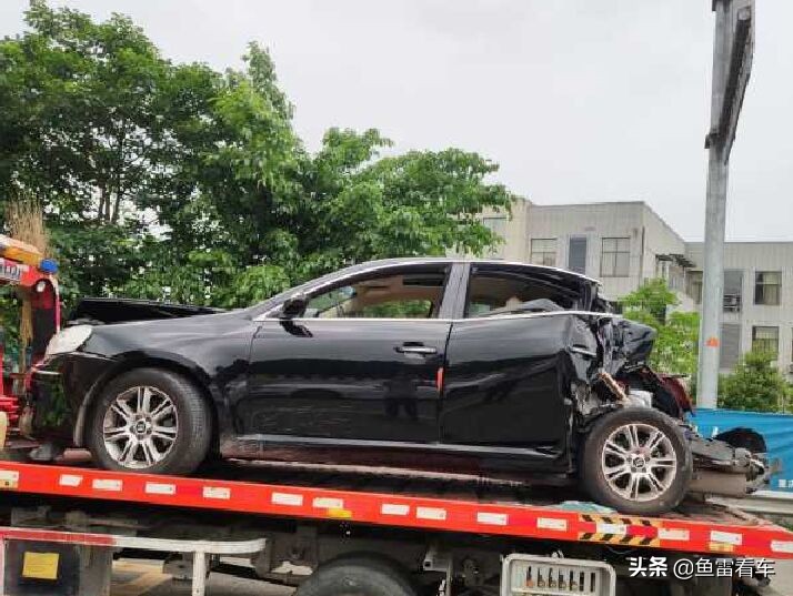 高速路段轻卡追尾瑞麒G5，网友：奇瑞版“小坦克”不是吹出来的