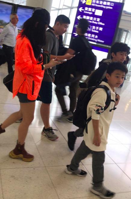 张柏芝罕见晒与三胎儿子互动,张柏芝与三胎儿子互动