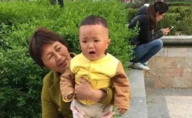 孩子无缘无故哭迷信说法,小孩子看到某个人就哭是怎么回事