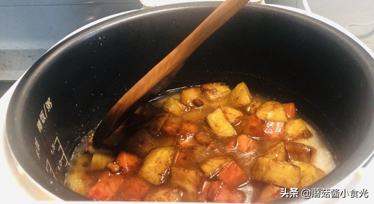 用电饭锅怎么做土豆蒸饭,电煮锅懒人焖饭做法