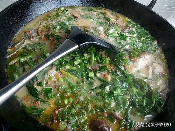 要想鱼肉香就用铁锅炖,铁锅炖鱼怎么鱼肉不散
