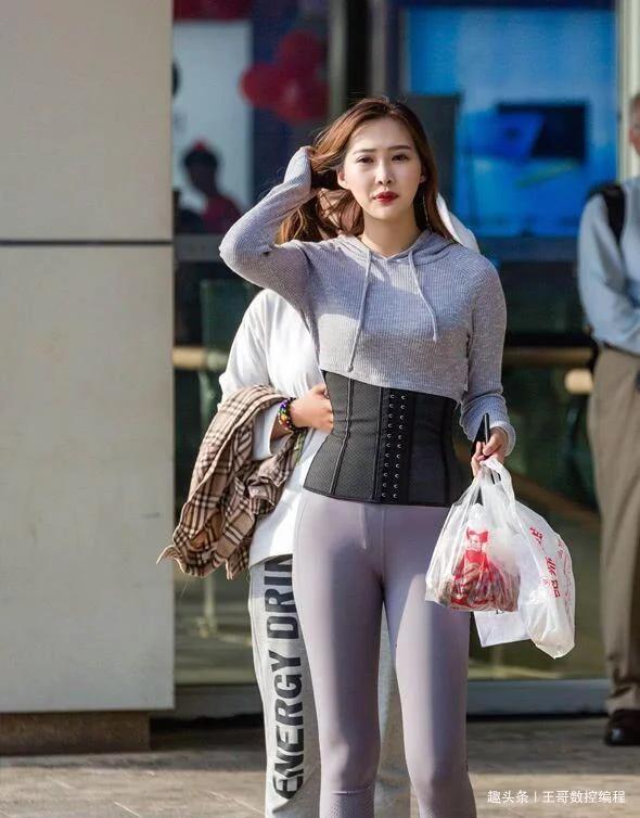 穿“无痕裤”的阳光美女，曲线美波及到了路人