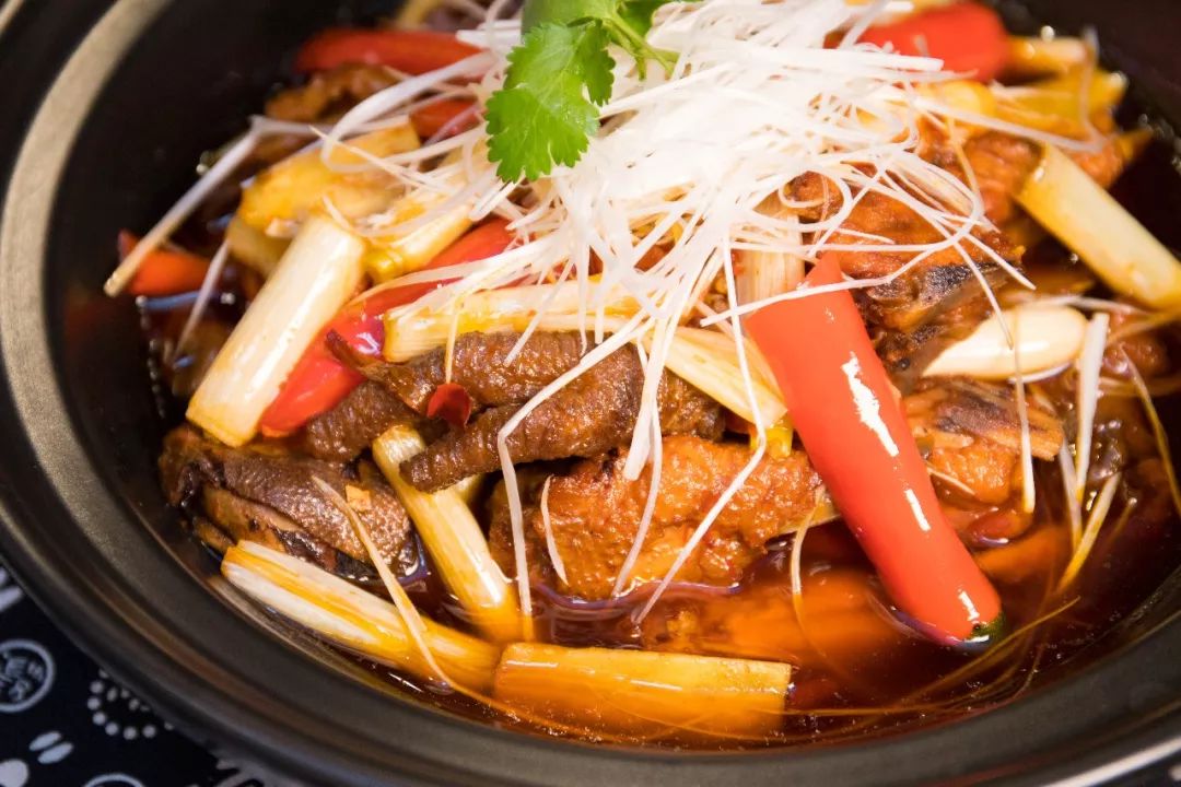 人均60的餐厅带舞台,60人一桌的餐厅