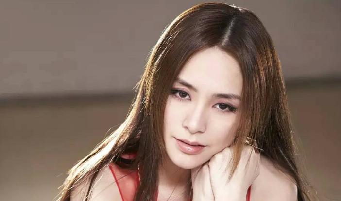 阿娇头部受伤缠绷带照曝光,阿娇受伤后拆绷带首露面