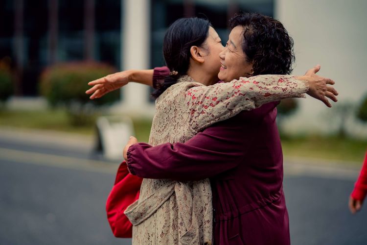 岁月不老我们不散全文,岁月不老我们不散什么意思