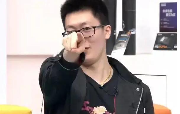 解说小楼发“鞋”被宁王粉*破爆**!小楼怒怼粉丝引宁王女友下场开撕